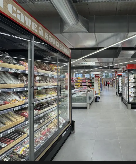 Accessible en tramway, le supermarché de 2.812 m² est situé en pied d’immeuble, avec 6.000 m² de bureaux alentours. Il emploie 55 personnes.