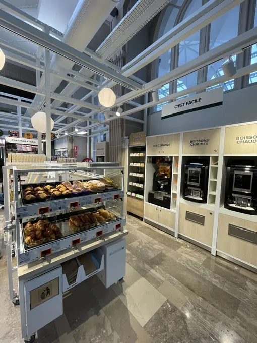 La supérettes propose du pain et des viennoiseries cuits sur place. Ici, un meuble libre-service de viennoiseries à l'unité.