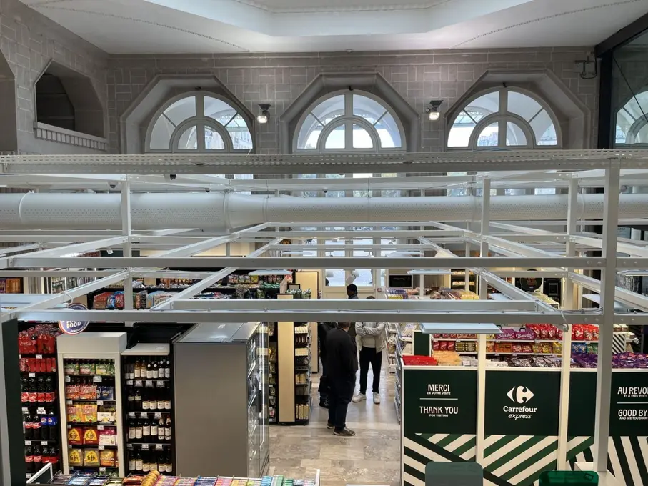 A bâtiment atypique, surface de vente atypique. La supérette offre une hauteur sous plafond hors normes.
