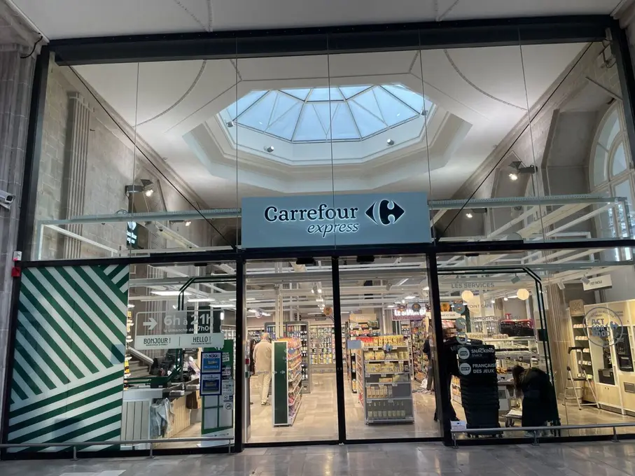 Lagardère travel retail a inauguré son premier Carrefour Express en gare, dans la gare de l'Est à Paris.