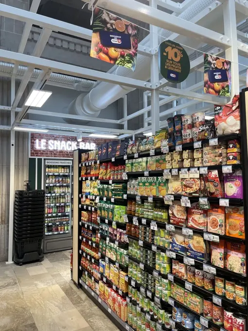 Le magasin propose un assortiment de dépannage axé sur les produits d'épicerie et de snacking frais.