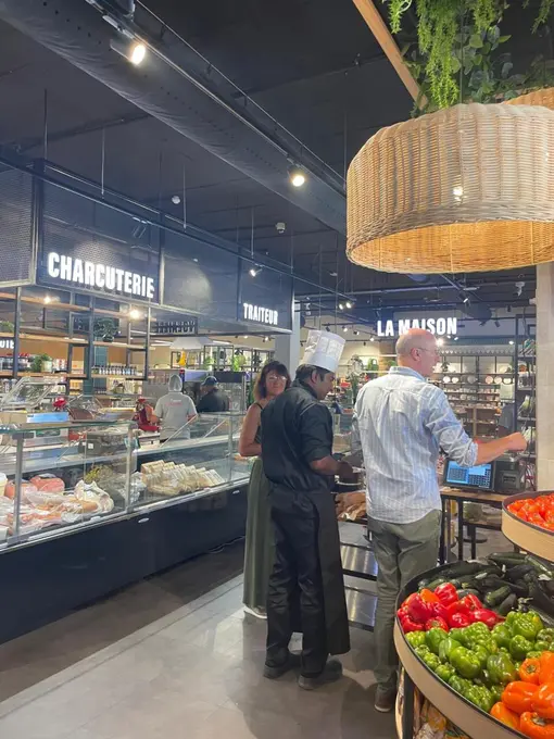 Une autre vue des rayons coupe dans le Monop. Ici, le stand charcuterie-traiteur.