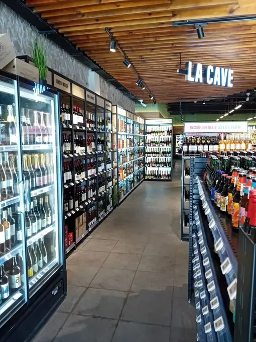 Une autre illustration de la décoration qualitative du Monop, : la jolie cave du magasin de proximité.