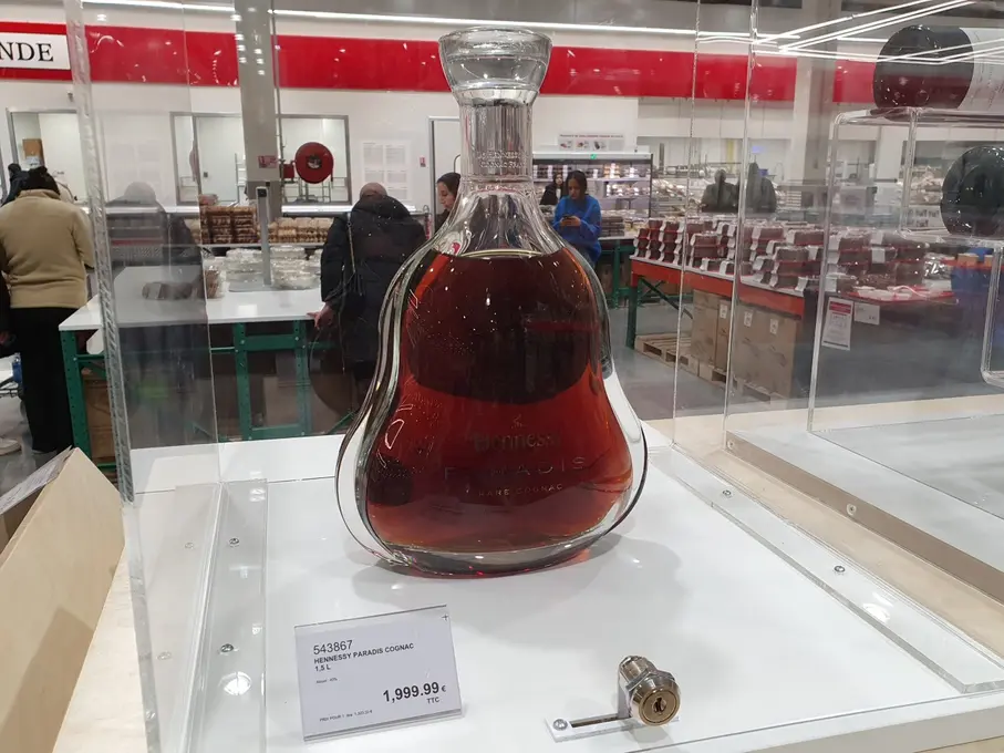 L'ivresse des sommets. À la cave comme ailleurs, Coscto sait mettre en avant ses produits d'exception qui, à ses yeux, le différencie d'un discount