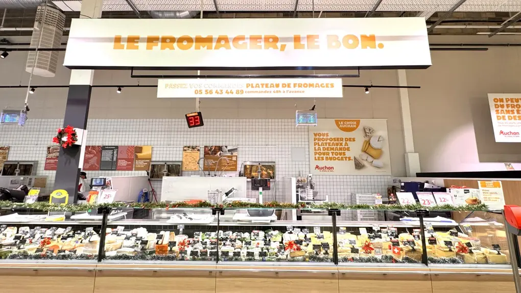 Toute la panoplie des rayons trad est déployée dans la zone marché, baptisée Les Halles chez Auchan. Ici, la fromagerie coupe.