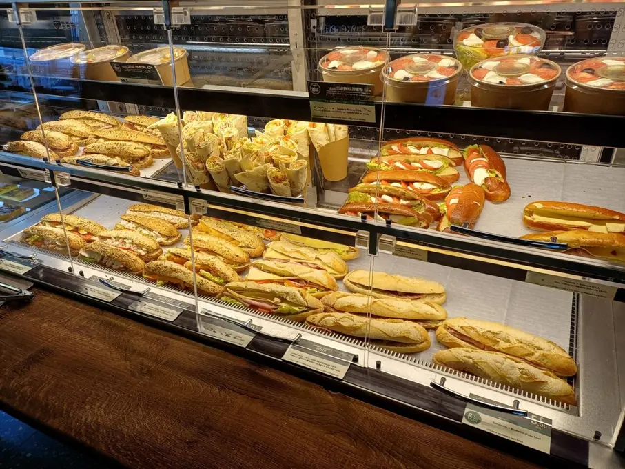 Le Grill Café propose par ailleurs l'offre habituelle des boulangeries Marie Blachère : pains, sandwichs, burgers, pizzas, quiches, pâtisseries, vi