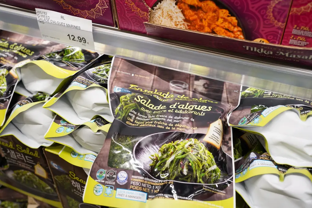 Costco veut surprendre avec des références originales que l'on ne trouve pas ailleurs en GMS. À l'image ici au rayon traiteur de ce gros sachet de 