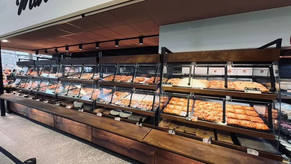 Une vue de l'offre en pâtisseries, viennoiserie et snacks chauds en libre-service.