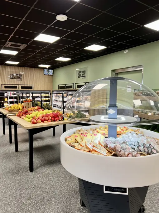 La boutique de produits frais " C'est frais, c'est prêt E.Leclerc " est installée à l'intérieur du drive et compte deux caisses automatiques.