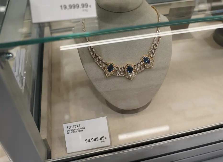 Le clou de l'espace bijouterie, toujours spectaculaire chez Costco : un collier or/saphirs au prix astronomique de 99.999,99€. À ce prix-là, s'agi