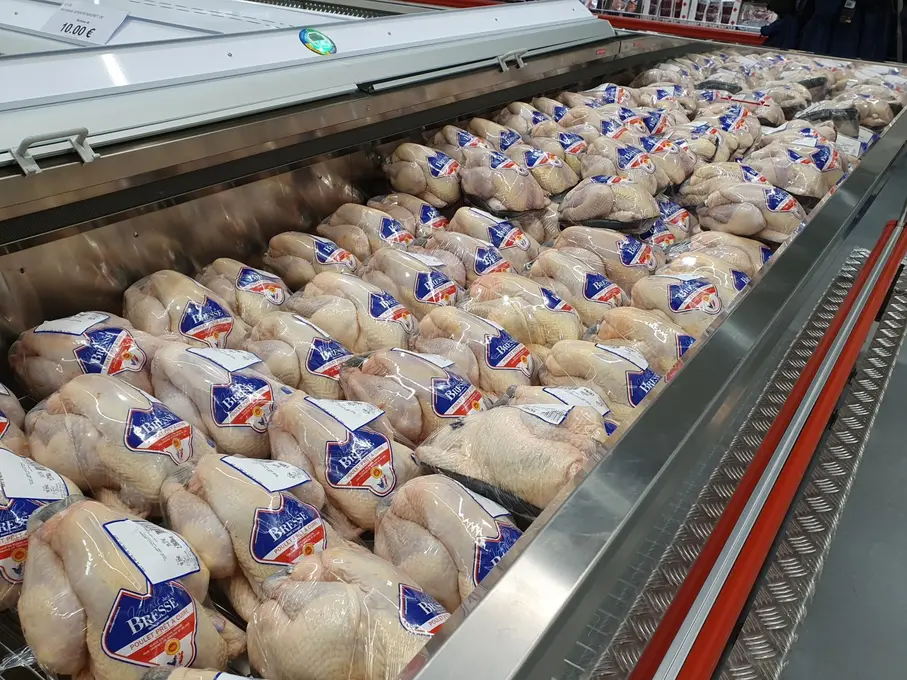 Un autre exemple marquant des viandes de qualité origine France vendues par Costco : ce bac rempli de poulets de Bresse AOP (18,99€/kg). Le nec plu