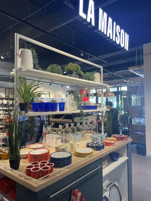 Le Monop est couplé à un espace Monoprix Maison : arts de la table, décoration d'intérieur, etc.