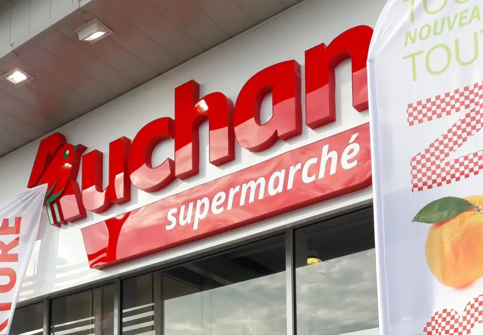 25 novembre 2025, Auchan annonce avoir signé un accord avec les Mousquetaires pour faire passer sous bannière Intermarché ou Netto tous les Auchan 