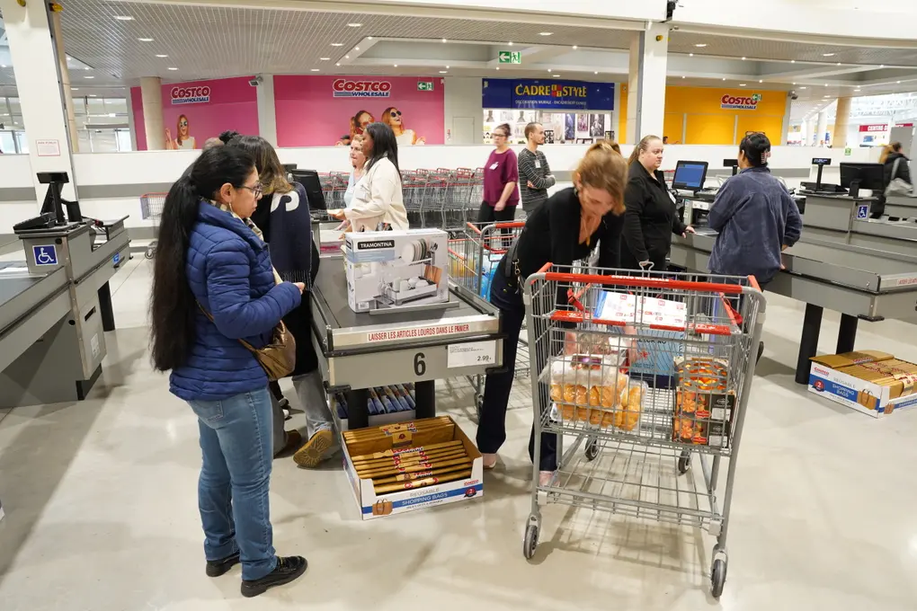 En caisses, il y a systématiquement deux employés : l'hôte(sse) de caisse et un autre salarié qui se tient au bout du tapis pour remettre les acha
