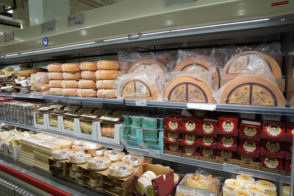 Au rayon fromage, les clients et/ou les professionnels de la restauration ont à disposition des fromages vendus en grosses ou très grosses portions.