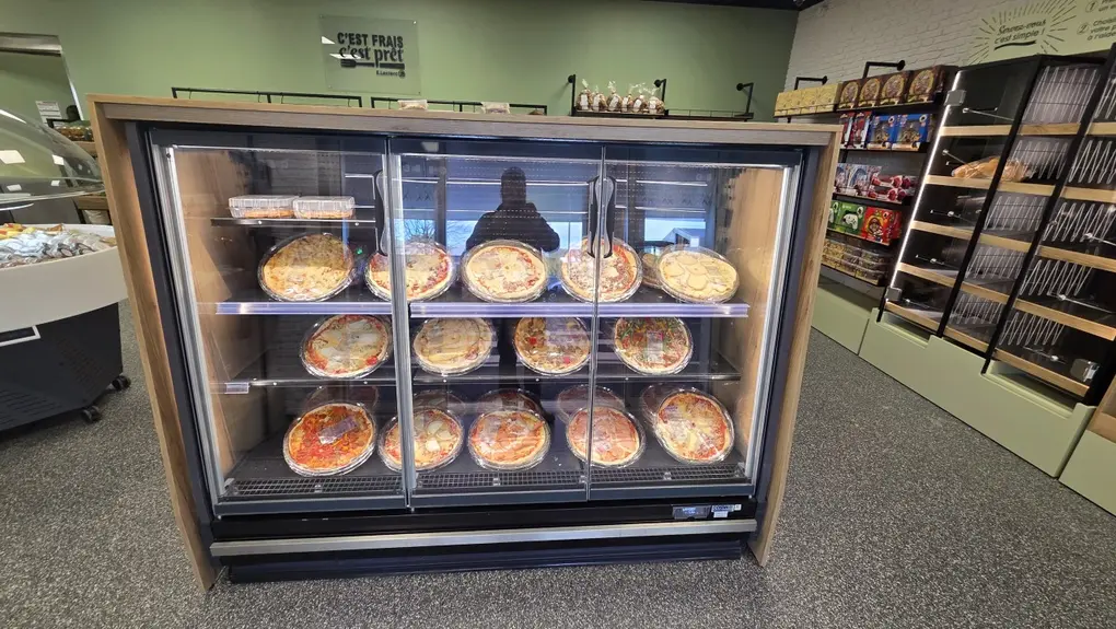 Une vue d'une partie de l'offre en pizzas fraîches, préparées par les équipes de l'hyper Leclerc de Tourlaville.