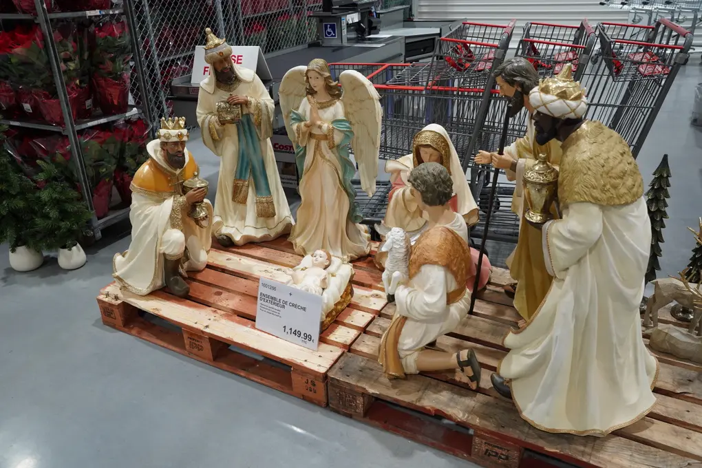 Vous avez une grande propriété à décorer pour Noël ? Pas de problème, Costco a tout prévu. Il est possible d'y acheter cette crèche géante d'