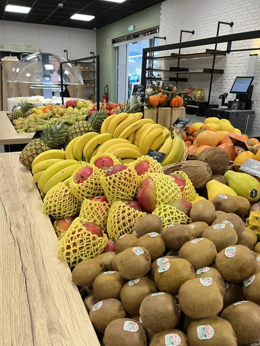 La boutique "C'est frais, c'est prêt E.Leclerc" permet de parer l'un des points faibles du drive : son offre en PFT. Ici, les clients peuvent choisir