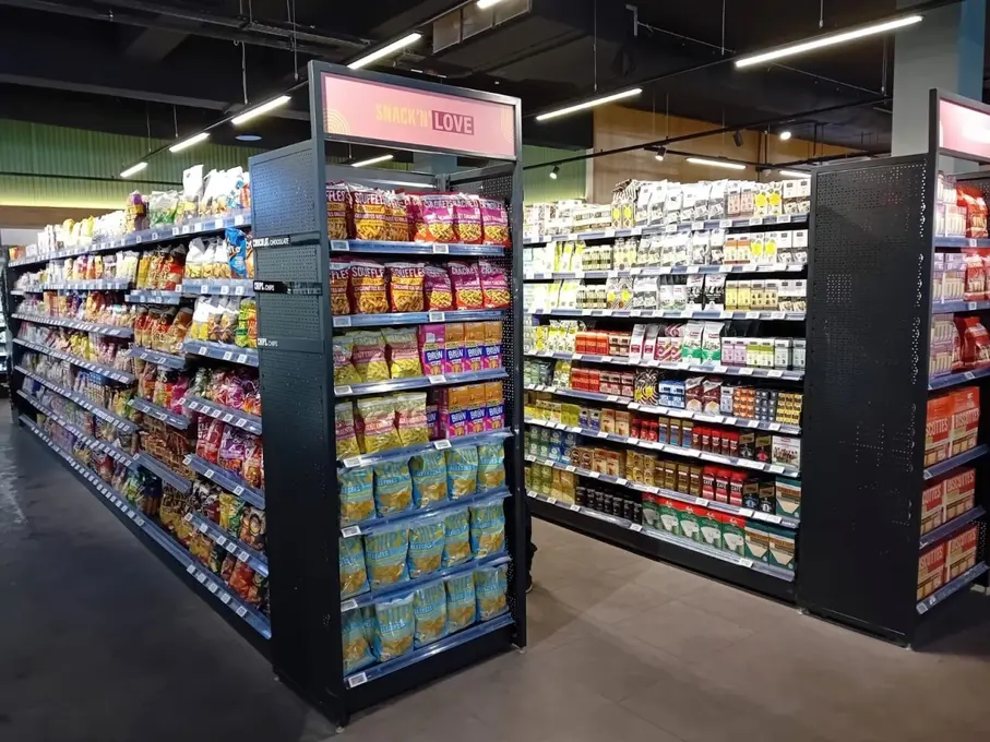 La surface de vente du Monop de Rivière noire est de 570 m². Ici, les élégantes gondoles d'épicerie.