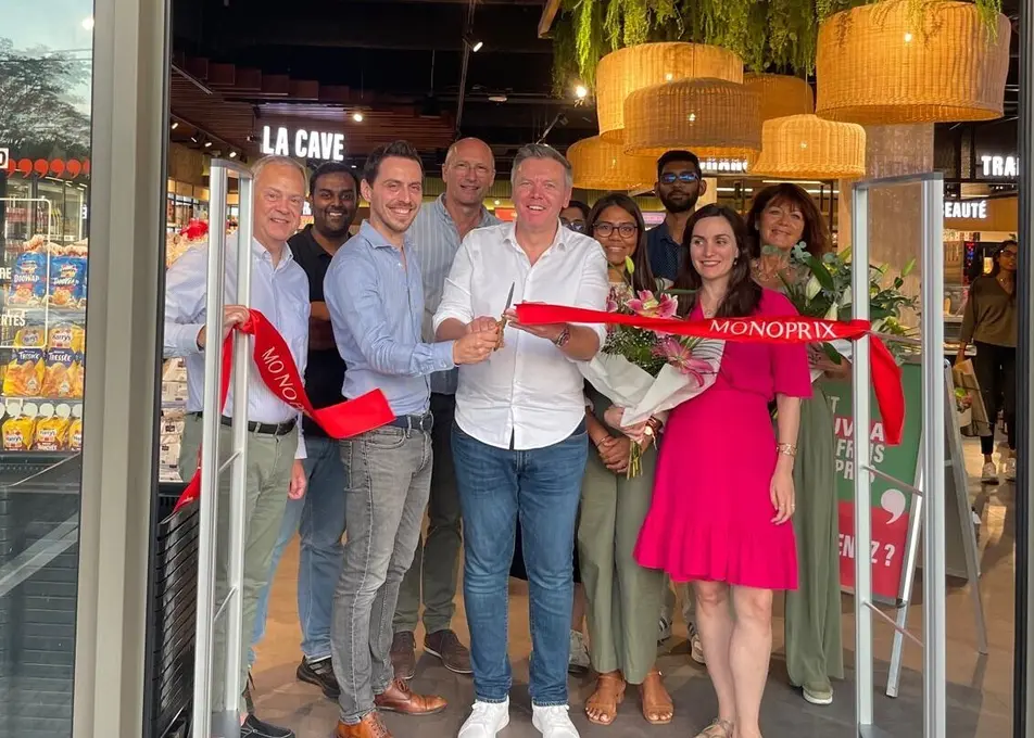 Le Monop de Rivière Noire à l'Ile Maurice a été inauguré par Vincent Peyronnet (au centre, en chemise blanche), président d'ExtenC, filiale inte