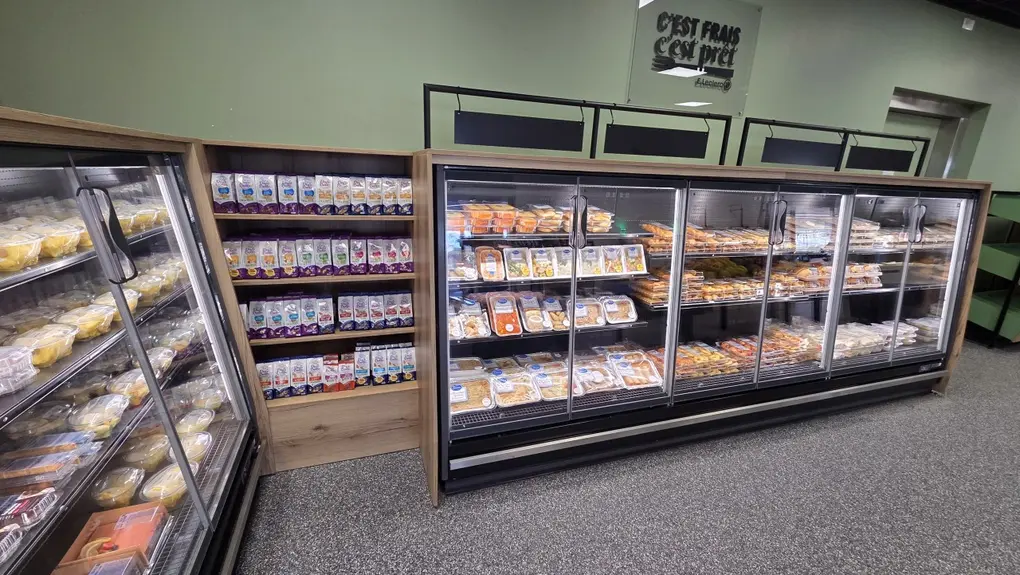 L'offre est large : fruits et légumes, pains et viennoiseries, galettes, pizzas, poulets rôtis et plats chauds à emporter, salades et sandwichs fra