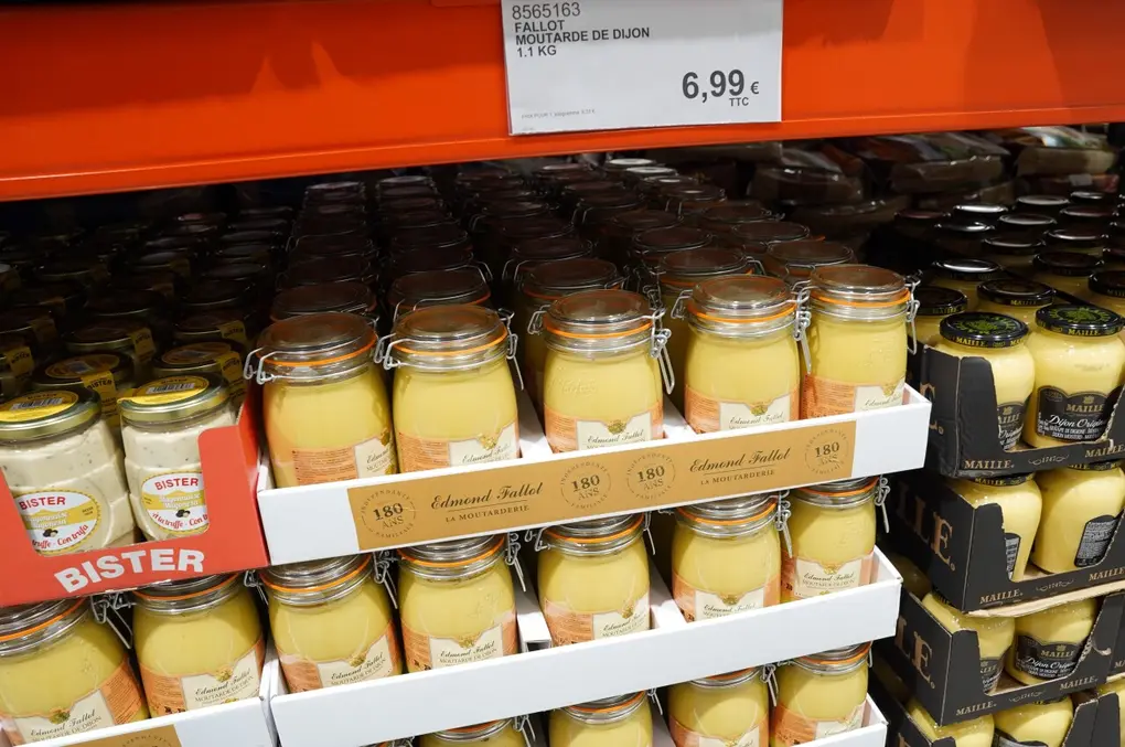 Les très gros conditionnements sont récurrents dans tous les rayons. Comme ici à l'épicerie avec ces gros pots en verre de moutarde de Dijon 1,1 k