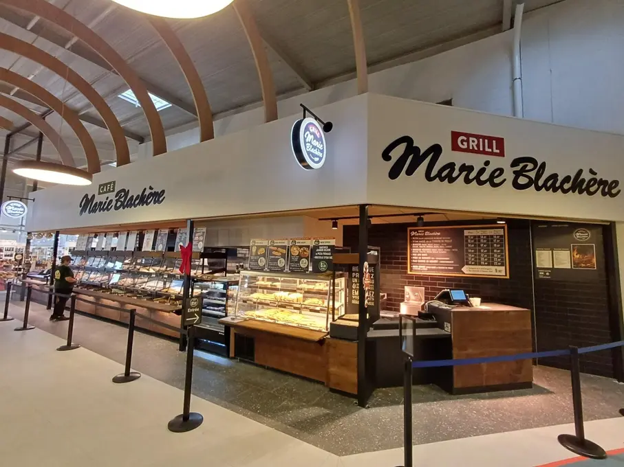 Ce premier grill sur autoroute à l'enseigne Café Grill Marie Blachère propose une sélection de plats chauds, des grillades et des recettes région