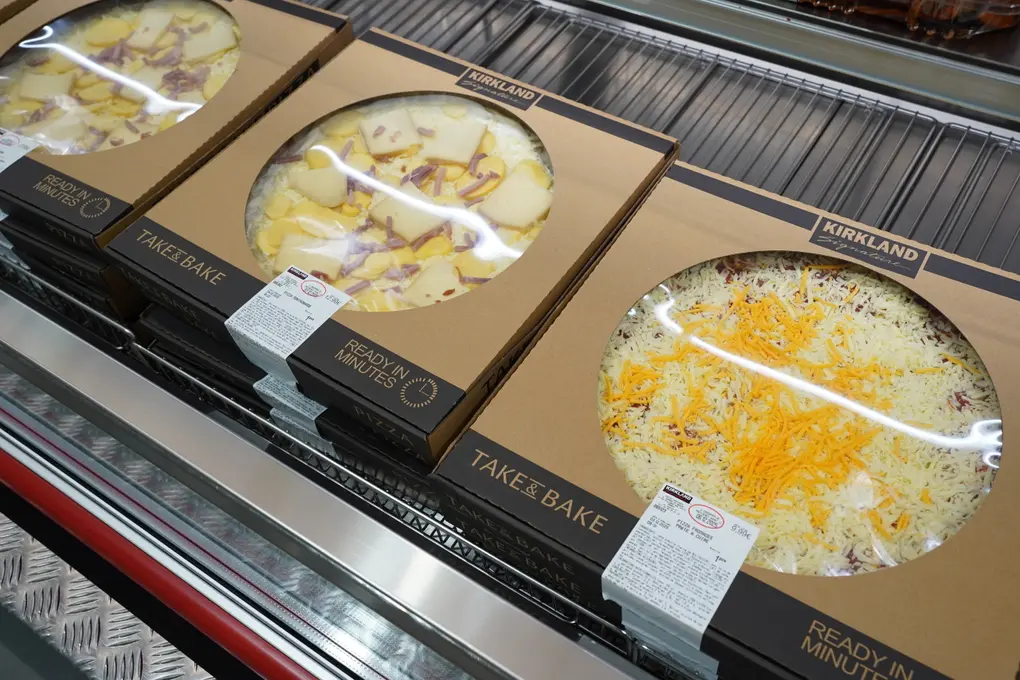 Signées de la MDD de Costco, Kirkland, les pizzas fraîches sont énormes. Les salades traiteur sont également très généreuses.