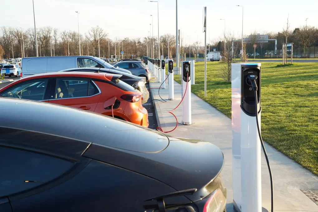 42, c'est le nombre incroyable de bornes de recharge de véhicules électriques mises à disposition des clients sur le parking du Costco de Mulhouse.