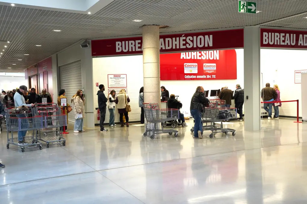 Pour pouvoir entrer chez Costco, il faut payer un abonnement annuel de 36€. Selon le distributeur, ils sont 1.000 à 1.500 à le faire chaque jour d