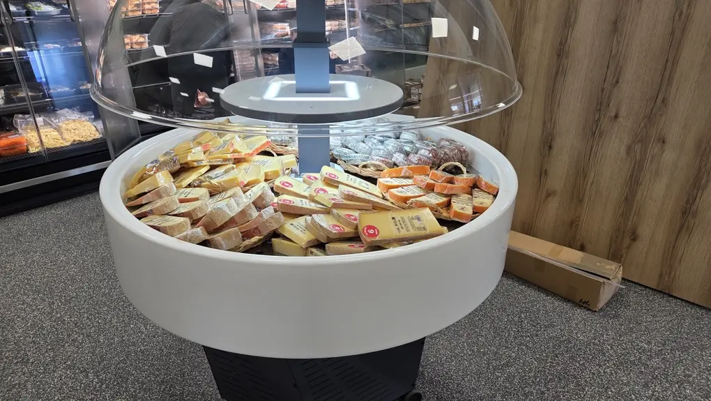 Une vue de l'offre en fraîche découpe de fromages.