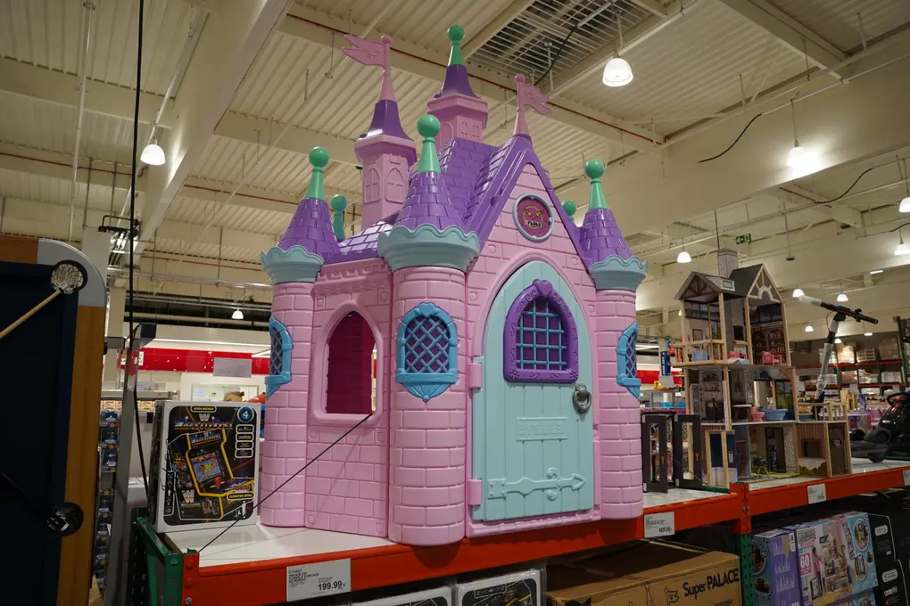 Encombrant, mais tellement féérique pour les enfants : cette énorme maison de jeu en forme de château enchanté est proposée à 489,99€. 