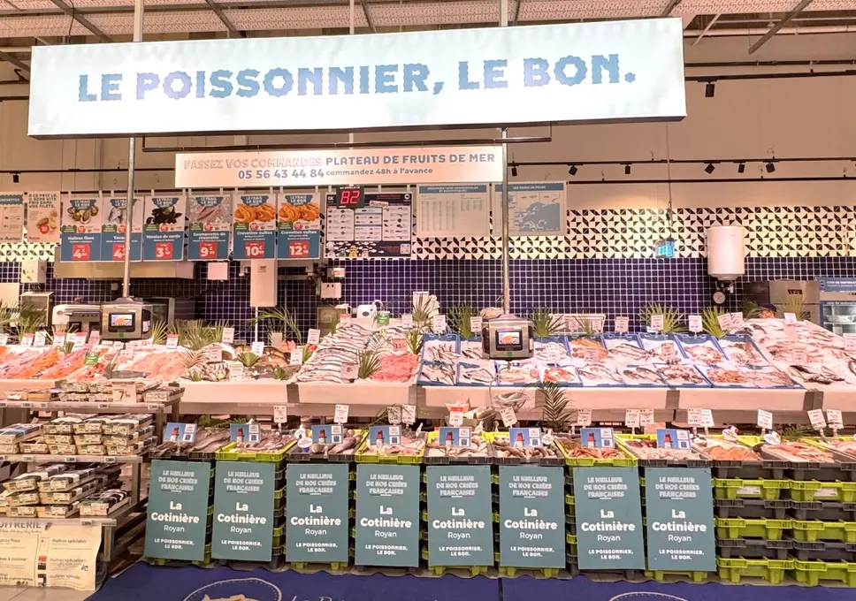 Le banc marée propose près d'une centaine de références de poissons et crustacés, dont 36 issues de criées.