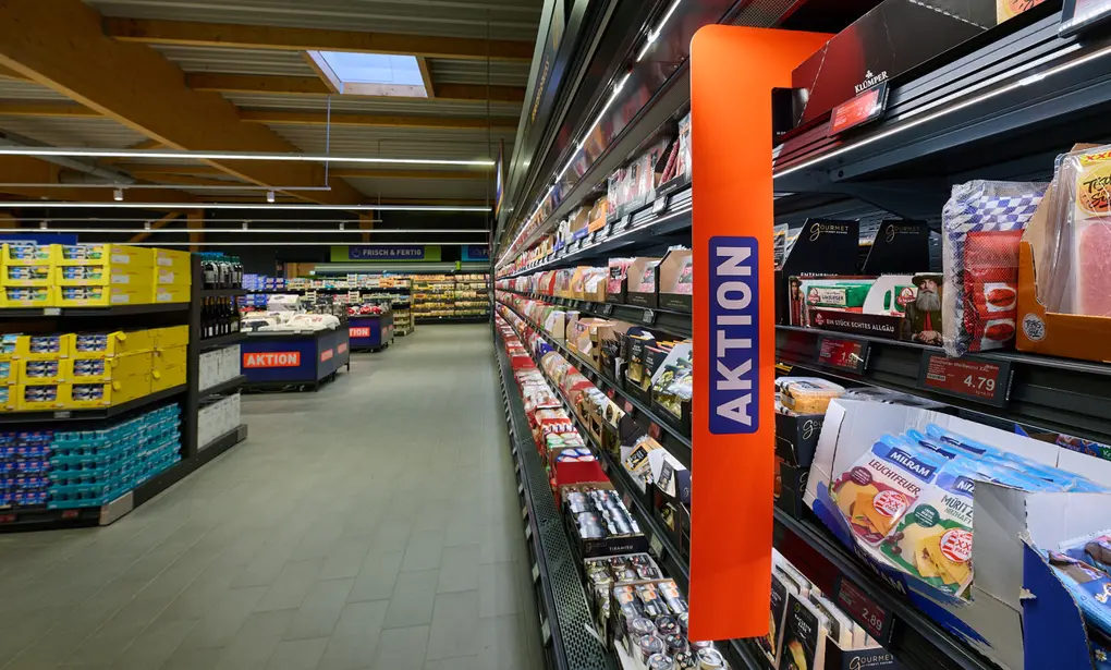 Une autre vue des allées élargies dans le nouveau concept Aldi à Wolfburg. Photo : Aldi.