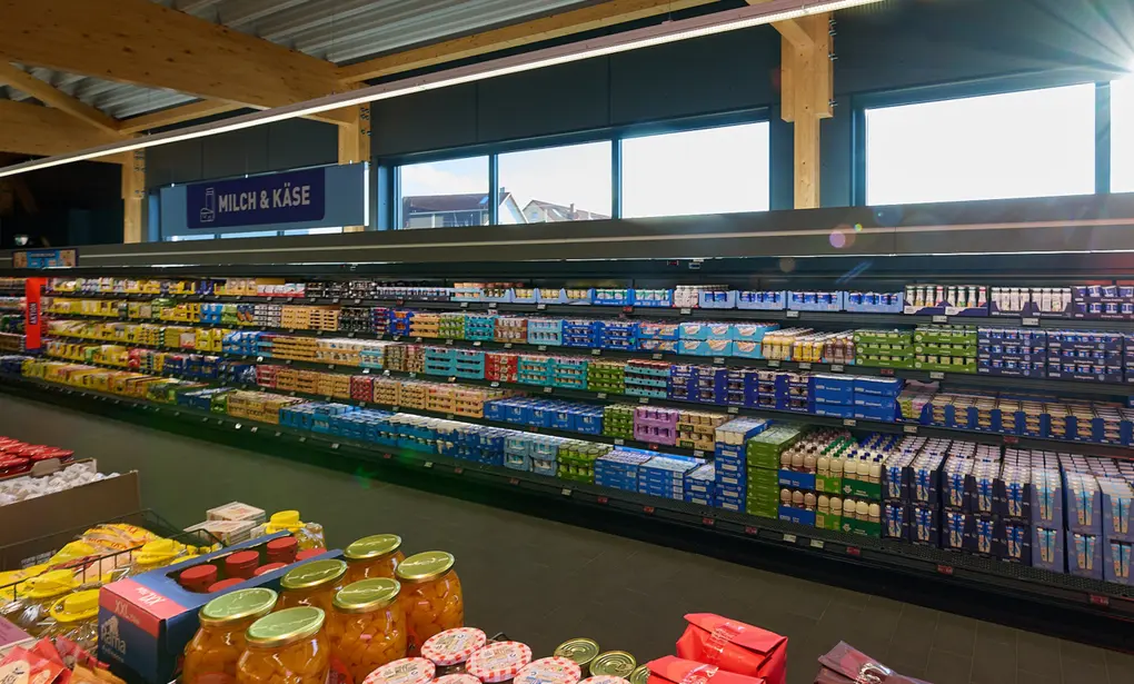 L'ambiance est plus lumineuse et agréable : plus d'ouvertures vitrées, allées élargies. Photo : Aldi.