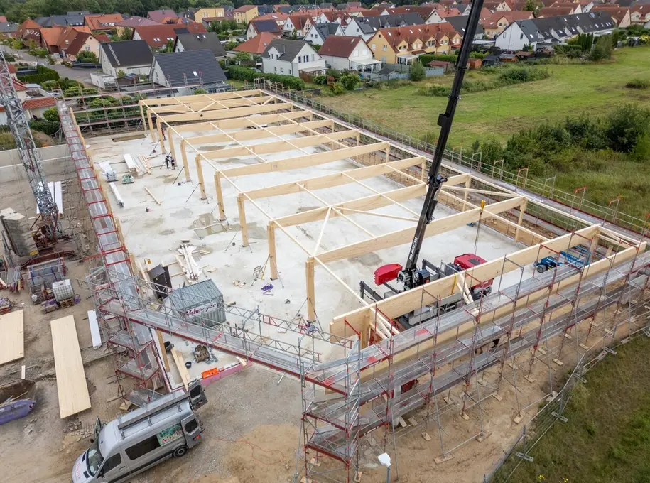 Le nouvel Aldi a été bâti avec des matériaux durables. On voit ici la phase de montage de l'ossature bois. Photo : Aldi.